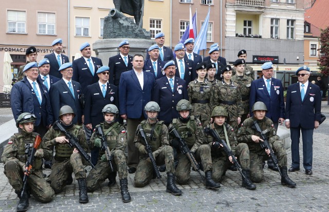 Na rynku w Grudziądzu weterani Misji Pokojowych ONZ złożyli kwiaty i zapalili znicze pod pomnikiem Żołnierza Polskiego, w asyście uczniów klas mundurowych  III LO