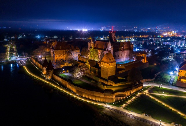 Wieczorem, kiedy zabytkowe mury są pięknie oświetlone, zamek prezentuje się zachwycająco.
