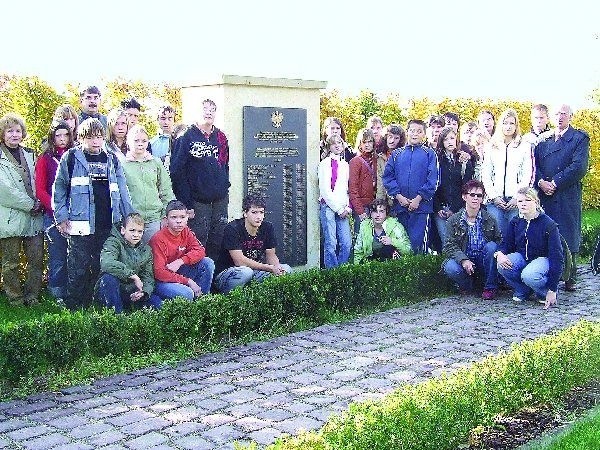 Uczniowie z Potulic na cmentarzu polskich jeńców, który  znajduje się na terenie niemieckiego powiatu Elbe -Elster.
