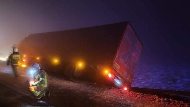 Do niebezpiecznego zdarzenia doszło w piątek wieczorem na drodze wojewódzkiej nr 178, około godziny 19:30. Samochód ciężarowy załadowany był 20 tonami stali zjechał z drogi i zatrzymał się na barierach energochłonnych.Czytaj dalej -->