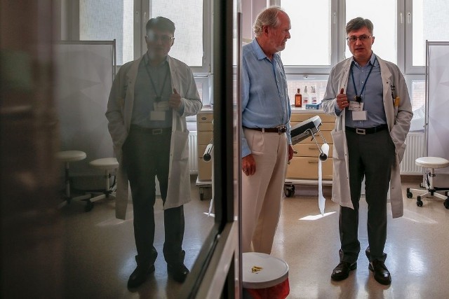 Prof. Peter Neligan, wybitny chirurg plastyczny z USA, operuje chore dzieci w gdańskim szpitalu Copernicus