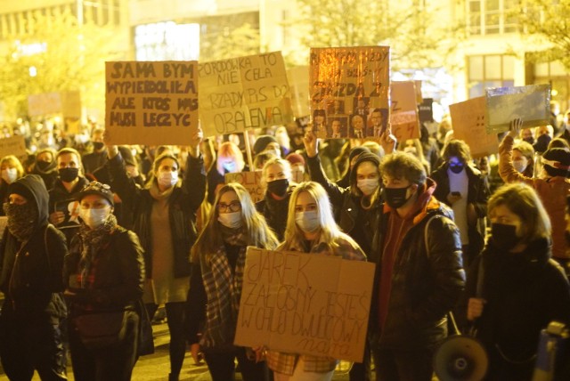 Tłumy na poznańskim placu Wolności. To kolejny dzień protestów przeciwko zaostrzeniu prawa aborcyjnego.Następne zdjęcie --------->