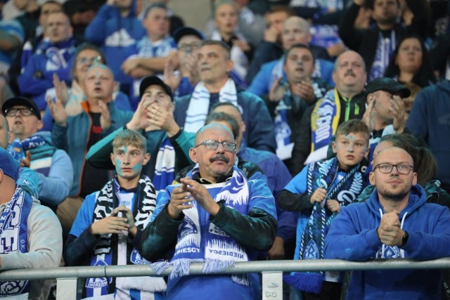 Fani Niebieskich podczas meczu z Pogonią, które było ich pożegnaniem ze stadionem w Gliwicach  Zobacz kolejne zdjęcia. Przesuwaj zdjęcia w prawo - naciśnij strzałkę lub przycisk NASTĘPNE