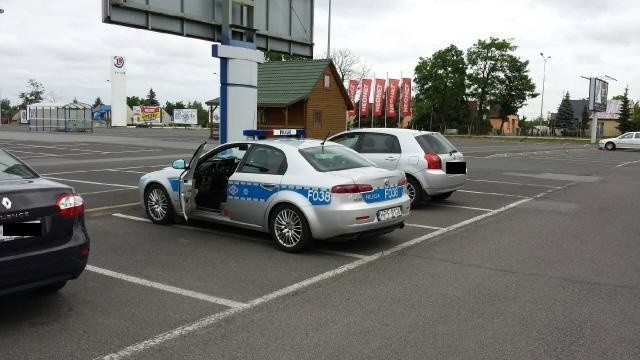 Policjanci zatrzymali pijaną opiekunkę na parkingu przed supermarketem przy ul. Inflanckiej.
