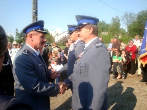 Sławomirowi Świgoniowi  (z prawej) i Waldemarowi Krawczykowi gratulował między innymi Janusz Koziarski, szef lipskiej policji 