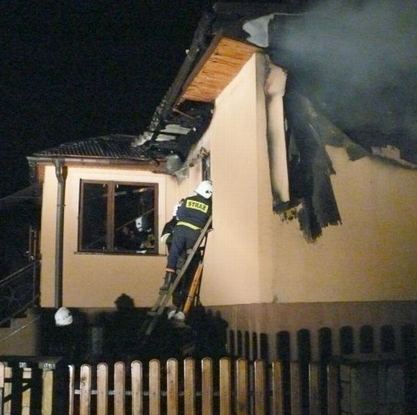 Cztery zastępy strażaków gasiły płonący dom w Ossali.