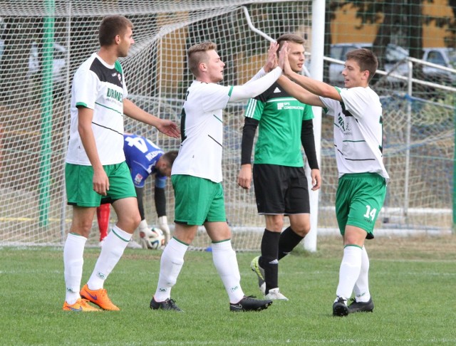 Emil Madejski (w środku) odbiera gratulacje za pierwszą bramkę dla Staru Starachowice w meczu z AZS Politechniką Świętokrzyską.  