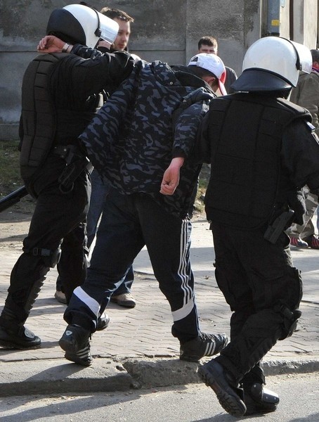 28 marca br. Policjanci prowadzą jednego z uczestników ulicznych burd w Przemyślu.