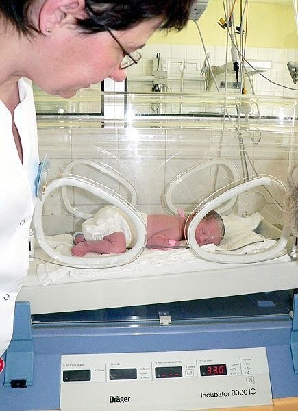 Pielęgniarka przy inkubatorze z Natalią.