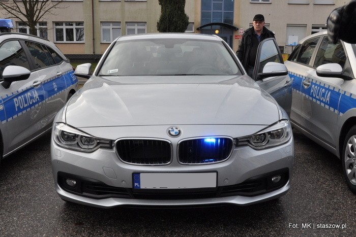 Nieoznakowane BMW już patroluje! Komenda Policji w Staszowie otrzymała trzy nowe auta [ZDJĘCIA]