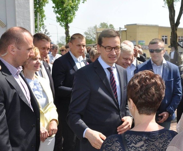 Po mszy w sanktuarium maryjnym w Starej Błotnicy premier Mateusz Morawiecki rozmawiał z mieszkańcami.