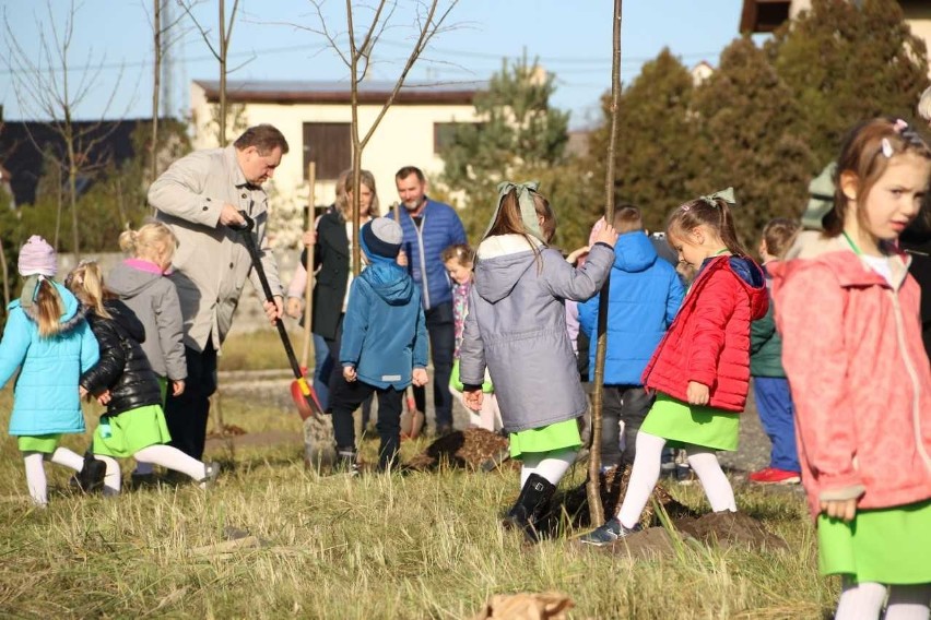 Sadzenie drzewek sprawiło dzieciom sporo frajdy