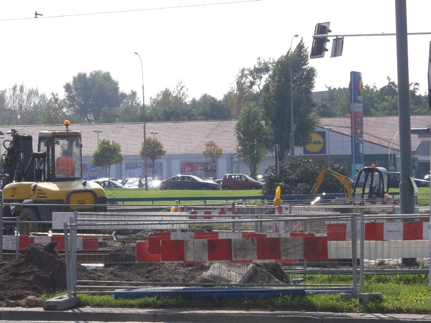 Wrocław: Legnicka rozkopana. Budują przejście dla pieszych, jedno z dwóch planowanych (ZDJĘCIA)