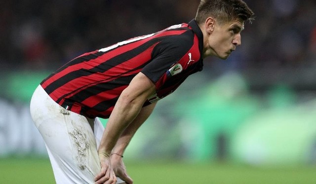 Na zdjęciu: Krzysztof Piątek. Mecz Fiorentina - Milan. Wynik meczu. AC Milan pokonał w sobotę (11.05.2019) Fiorentinę na wyjeździe 1:0 po bramce Hakana Calhanoglu. Polski napastnik, Krzysztof Piątek, czeka już ponad 450 minut na przełamanie. Tym razem znowu nie zachwycił i z pewnością znowu oberwie mu się we włoskich mediach. Zobacz wynik meczu Fiorentina - Milan w rozgrywkach Serie A.