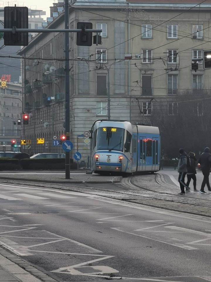 wykolejony tramwaj na pl. Kościuszki we Wrocławiu