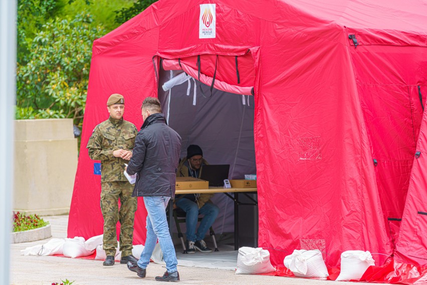 Krynica-Zdrój. Pierwszego dnia na deptaku zaszczepiło się ponad 250 osób. Akcja potrwa dziś do ostatniej dawki szczepionki [ZDJĘCIA] 