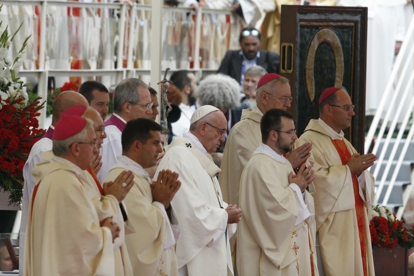 We mszy Papieża Franciszka udział wzięła para prezydencka i...
