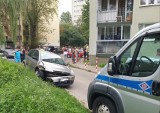 Kobieta na osiedlu rozbiła 5 samochodów. Nie wiadomo, dlaczego straciła panowanie nad autem