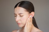 Nadmiar woskowiny w uchu? To może być oznaka choroby. Poznaj 3 schorzenia, które możesz rozpoznać po obfitej woskowinie usznej