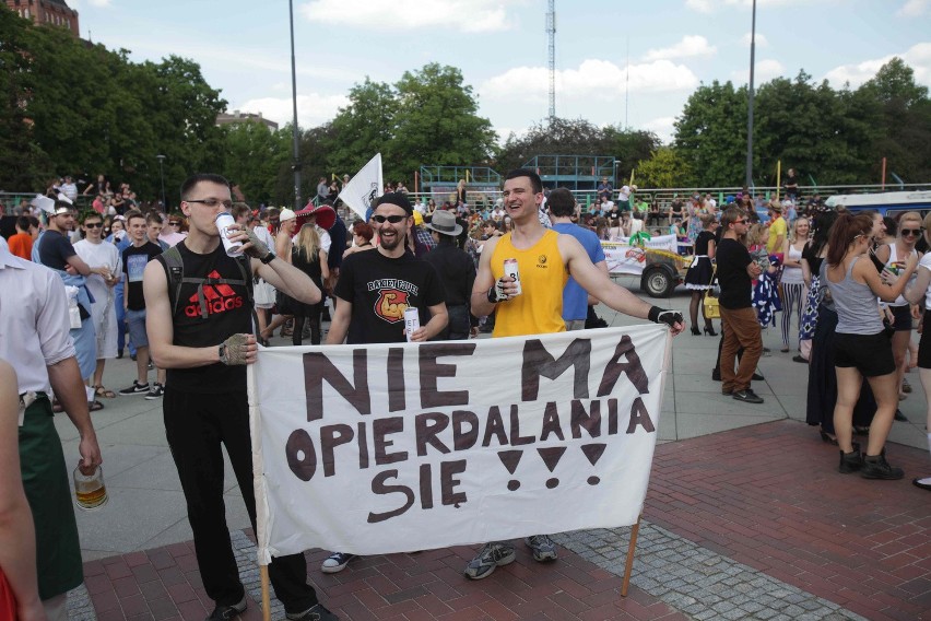 Igry 2013 Gliwice: Korowód studentów ruszył na lotnisko [ZDJĘCIA, WIDEO]