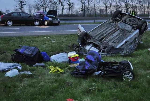 Wypadek na autostradzie A4. Pod Brzegiem zderzyły się peugeot, fiat i nissan.