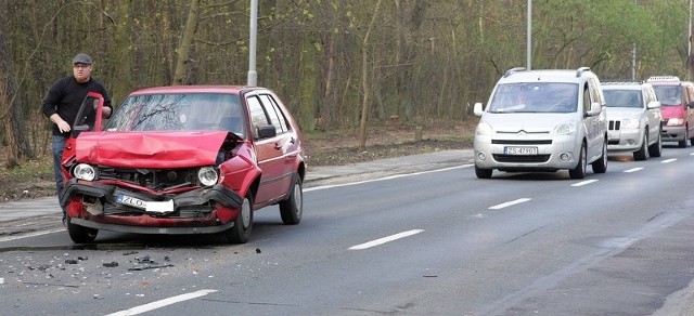 W zderzeniu ucierpiał najbardziej volkswagen golf.