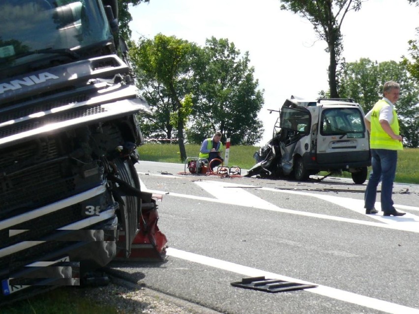 Śmiertelny wypadek na "siódemce". Zderzyły się ciężarówka z osobówką (zdjęcia)-nowe fakty