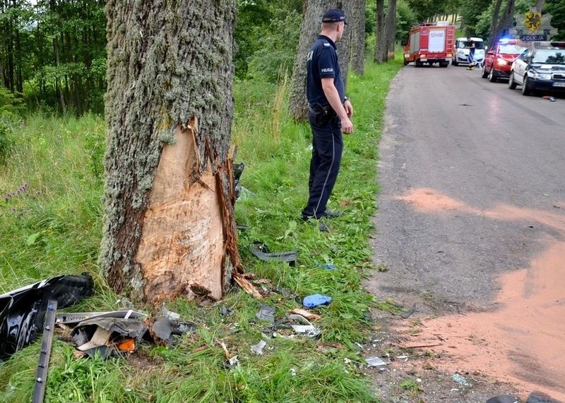 Nowy Wiec. Kobieta uderzyła autem w drzewo. Trzy osoby ranne [ZDJĘCIA]