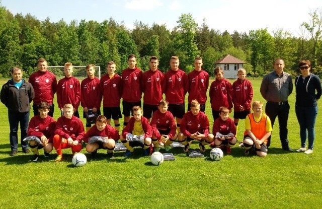 Przedsiębiorca z Ciesiel ufundował dresy dla drużyny młodych piłkarzy z Bukowy.