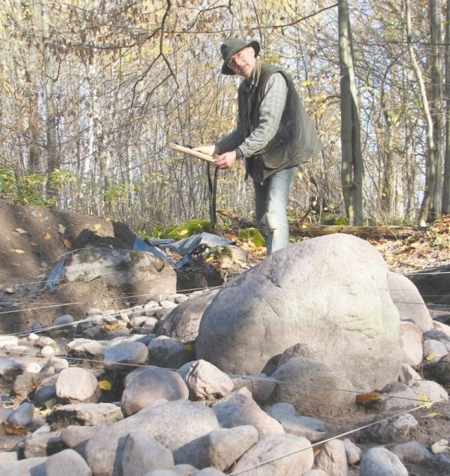 Groby zbudowano z tworzących czworoboczne kwatery o wymiarach ok. 4x4 i 5x5 metrów olbrzymich głazów, a ich wnętrze wykładano drobnym brukiem &#8211; opowiada Dariusz Krasnodębski.