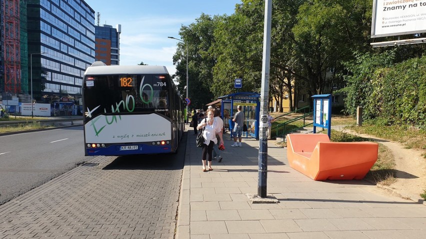 Kraków. Na przystankach miasto wystawia... sofy! Dla pasażerów