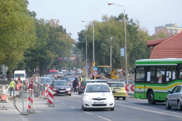 Z powodu remontu mostu, poszerzania jezdni i budowy ronda na ulicach Wojska Polskiego i Kilińskiego tworzą się gigantyczne korki. Czasami, gdy obowiązuje tam ruch wahadłowy, na przejazd trzeba czekać nawet 40 minut.