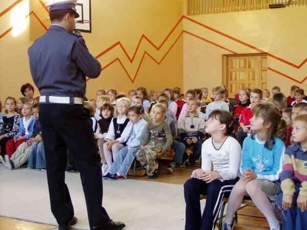 Zasady bezpiecznej drogi do szkoły przybliżali pierwszakom funkcjonariusze sekcji ruchu drogowego ostrowieckiej policji.