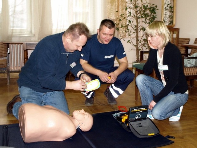 Z myślą o bezpieczeństwie mieszkańców Radomia i regionu szkolenie z obsługi defibrylatora zorganizowano dla uczniów i nauczycieli z radomskich szkół. (Na zdjęciu ekipa z "Samochodówki&#8221;).