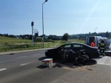 Nowodworze. Wypadek motocyklisty i samochodu osobowego na DW 977. Kierowca jednośladu z obrażeniami ciała trafił do szpitala [ZDJĘCIA]