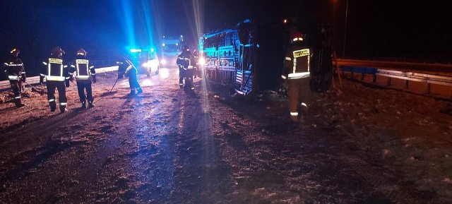 O godz. 3.09 druhowie z OSP w Kołakach Kościelnych zostali zadysponowani do zderzenia dwóch lawet na drodze ekspresowej S8. W wyniku tego zdarzenia jedna osoba została zabrana do szpitala, a droga S8 została zablokowana. Działania strażaków zakończyły się po godzinie 10.