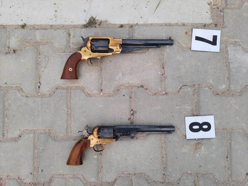 Policjanci zabezpieczyli między innymi dwie sztuki broni.