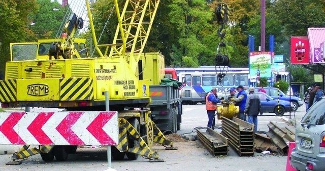 Kanał deszczowy zaczyna się przy rzece Ełk koło szpitala wojskowego. Pobiegnie wzdłuż torów, ulicą Dąbrowskiego (na zdjęciu), Gizewiusza, Gdańską, Sikorskiego i Wileńską.