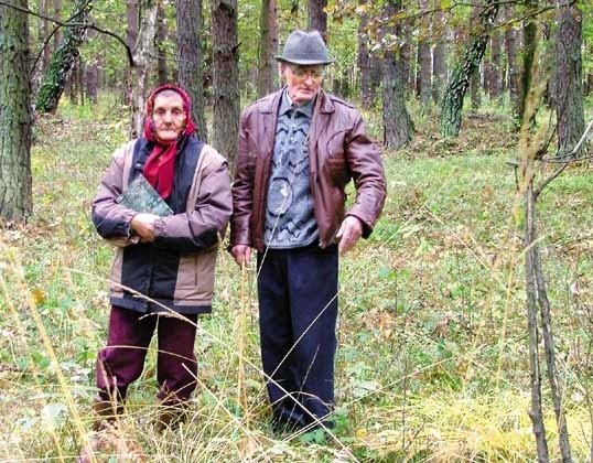 Maria Chołody i Bolesław Sęk wskazali w jastkowickim lesie kilka miejsc, gdzie ich zdaniem, znajdują się mogiły.