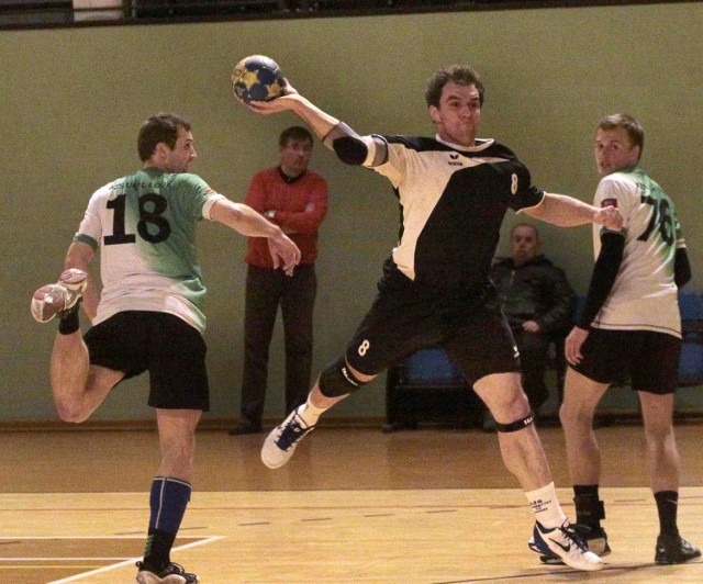 Grzegorz Mroczek (z piłką) trenuje po kontuzji stawu skokowego.