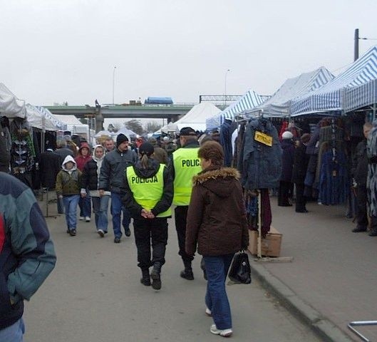Patrol policjantów na placu targowym w Stalowej Woli.
