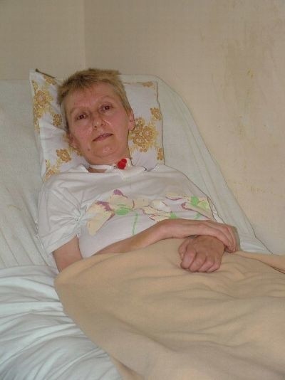 Cierpiąca na stwardnienie zanikowe boczne Lidia Tichanów od kwietnia 2004 przebywa na oddziale paliatywnym szpitala powiatowego w Głubczycach.