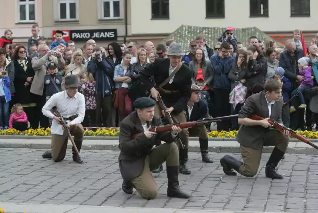 Na wodzisławskim rynku trwa piknik militarno - historyczny