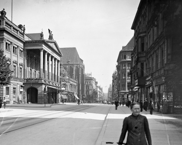 Na zdjęciach sprzed około 100 lat prezentujemy dawny Wrocław. Na tej fotografii ul. Świdnicka z operą po lewej stronie. Na kolejnych slajdach więcej zakamarków z historii miasta.
