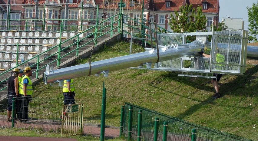 Montują oświetlenie na stadionie Olimpii Grudziądz