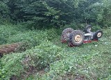 Tragedia podczas zwózki drzewa pod Tarnowem. W Bogoniowicach na zboczu przewrócił się ciągnik i śmiertelnie przygniótł 73-latka
