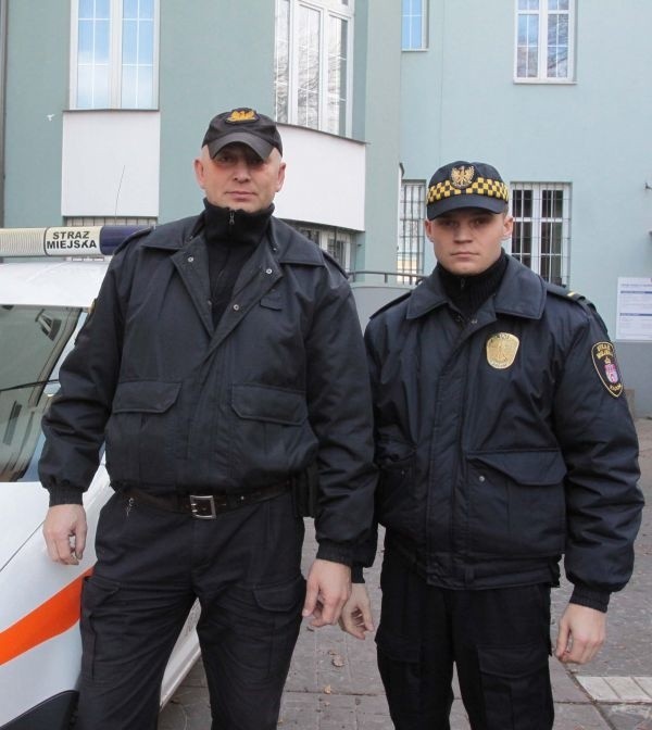 Na dyżurze świątecznym radomscy strażnicy miejscy - starszy inspektor Andrzej Wrona (z lewej) i młodszy strażnik Mateusz Litwin.