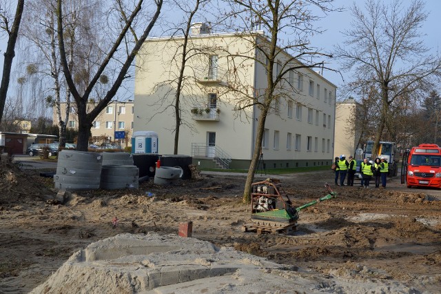 Rewitalizowane podwórko przy ulicy Dmowskiego to teraz duży plac budowy, prace trwają od roku