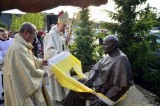 Plewiska: Odsłonięto pomnik Jana Pawła II. Tym razem papież siedzi [ZDJĘCIA]