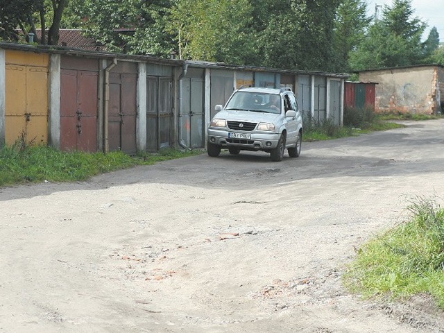 Użytkownicy garaży przy ul. Poniatowskiego w Słupsku chcą, by wykonawca remontu tej ulicy naprawił drogę, która prowadzi do ich garaży. Twierdzą, że jest ona zniszczona przez ciężki sprzęt.